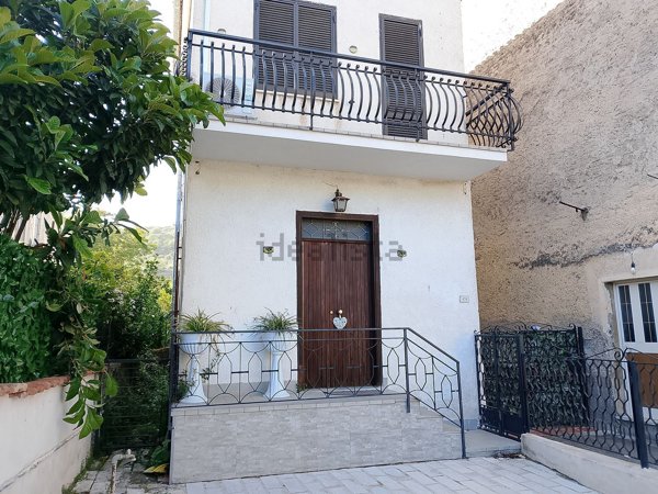 esavano in vendita a Santi Cosma e Damiano