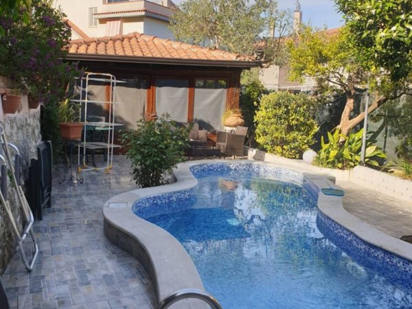 casa indipendente in vendita a Santi Cosma e Damiano