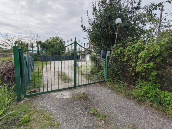 casa indipendente in vendita a Santi Cosma e Damiano