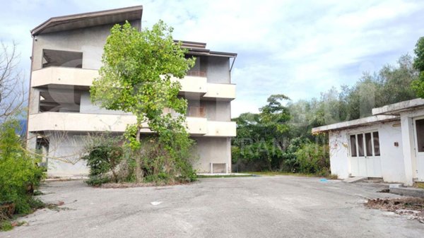 casa indipendente in vendita a Santi Cosma e Damiano