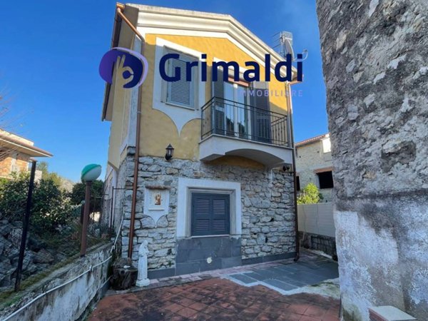 casa indipendente in vendita a Santi Cosma e Damiano