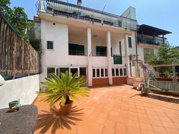 casa indipendente in vendita a Santi Cosma e Damiano