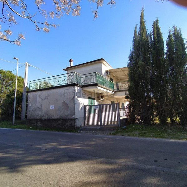 casa indipendente in vendita a Santi Cosma e Damiano