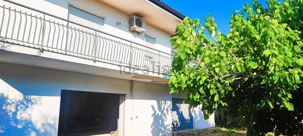 casa indipendente in vendita a Santi Cosma e Damiano