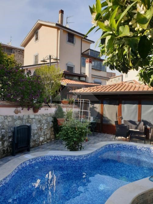 casa indipendente in vendita a Santi Cosma e Damiano