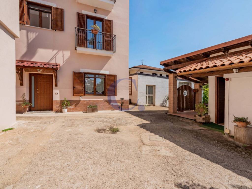 casa indipendente in vendita a Santi Cosma e Damiano