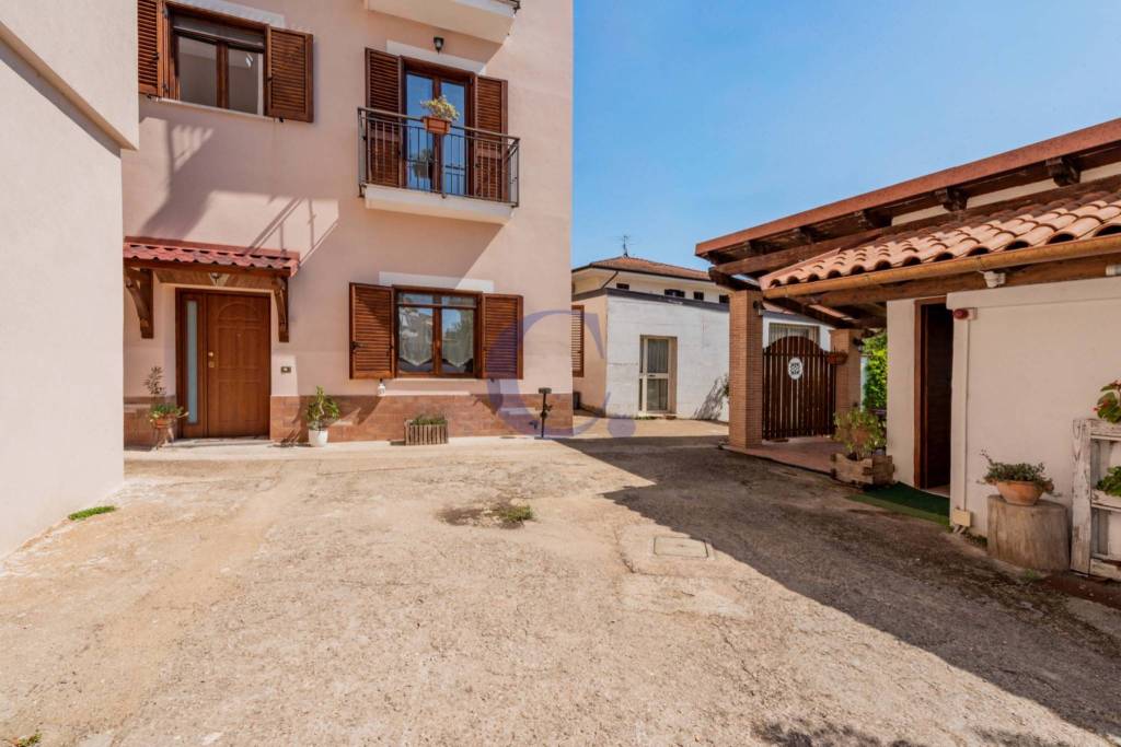 casa indipendente in vendita a Santi Cosma e Damiano