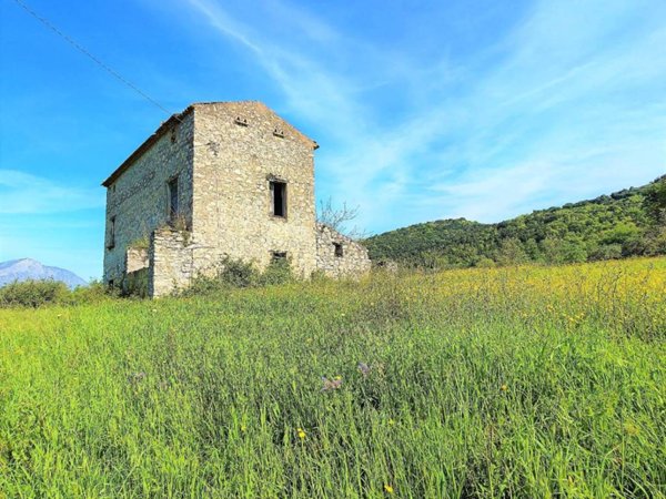 casa indipendente in vendita a Santi Cosma e Damiano