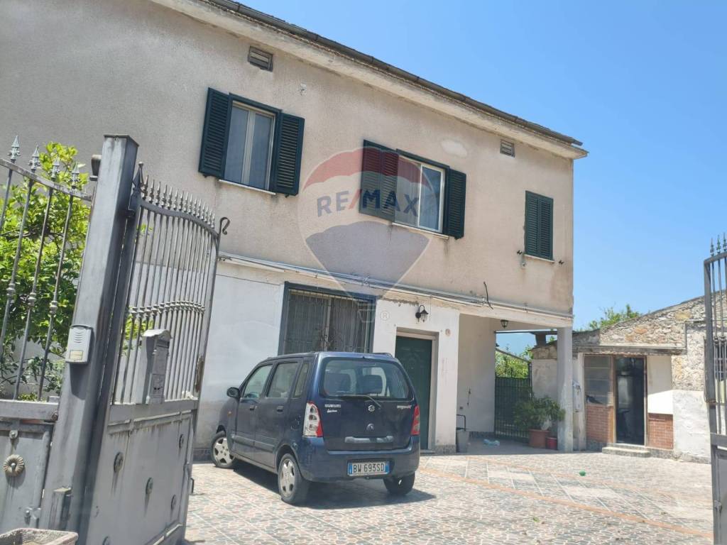 casa indipendente in vendita a Santi Cosma e Damiano
