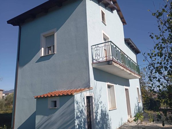 casa indipendente in vendita a Santi Cosma e Damiano