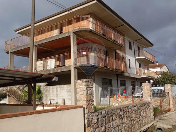 casa indipendente in vendita a Santi Cosma e Damiano