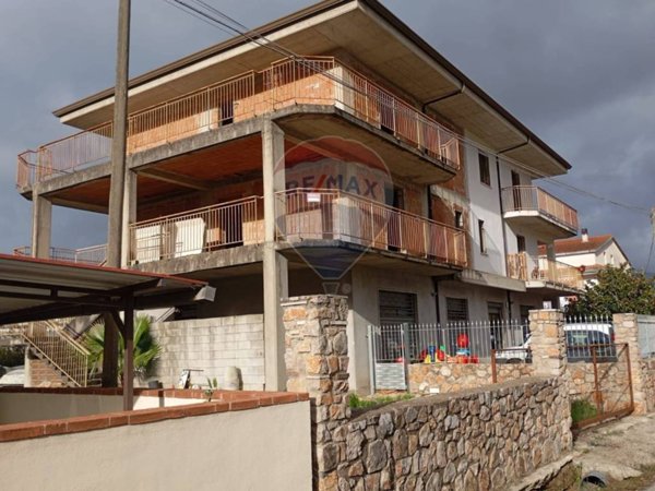 casa indipendente in vendita a Santi Cosma e Damiano