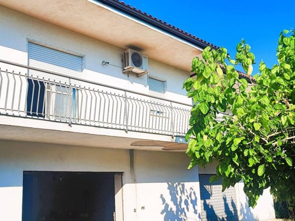 casa indipendente in vendita a Santi Cosma e Damiano