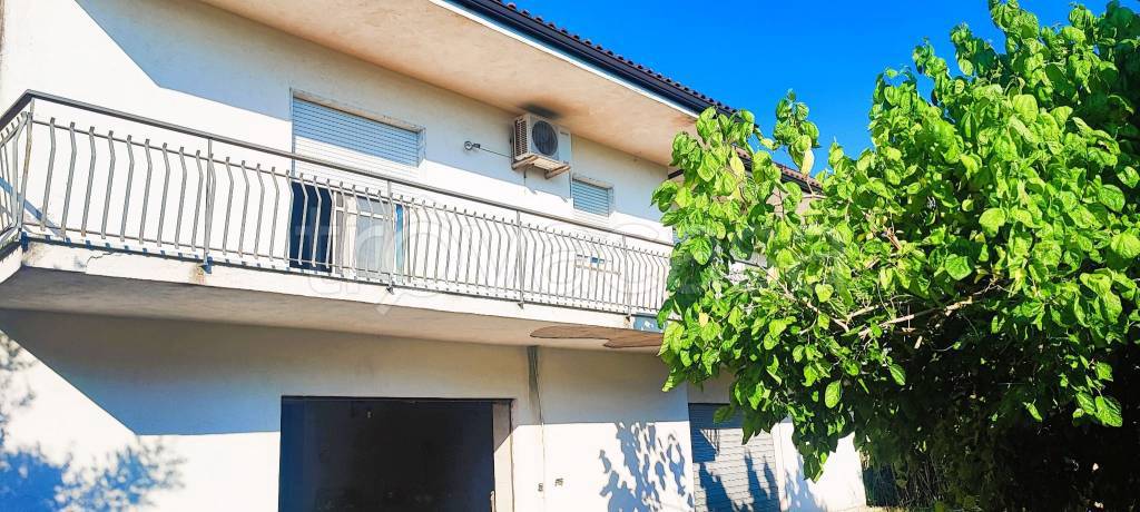 casa indipendente in vendita a Santi Cosma e Damiano