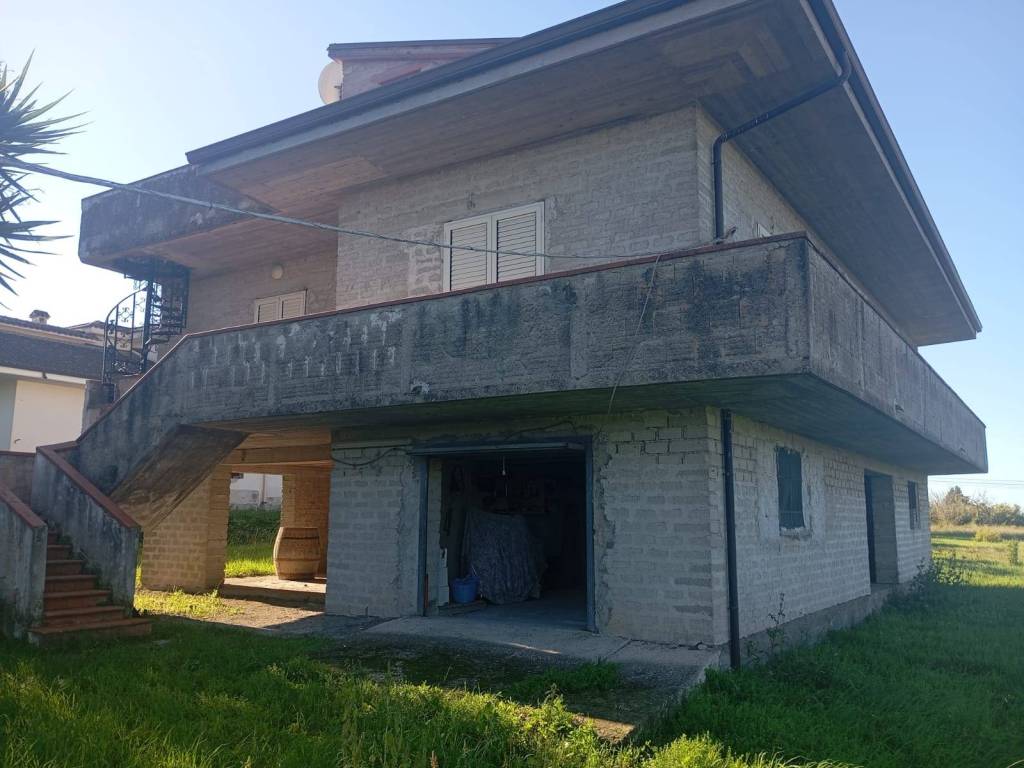 casa indipendente in vendita a Santi Cosma e Damiano