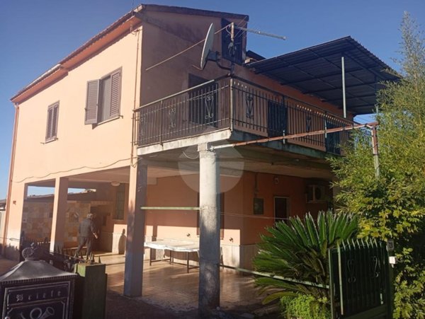casa indipendente in vendita a Santi Cosma e Damiano