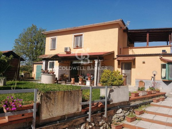 casa indipendente in vendita a Santi Cosma e Damiano