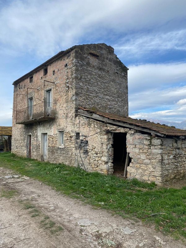 casa indipendente in vendita a Santi Cosma e Damiano