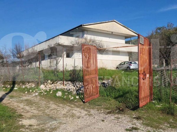 intera palazzina in vendita a Santi Cosma e Damiano