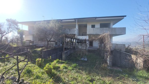 casa indipendente in vendita a Santi Cosma e Damiano