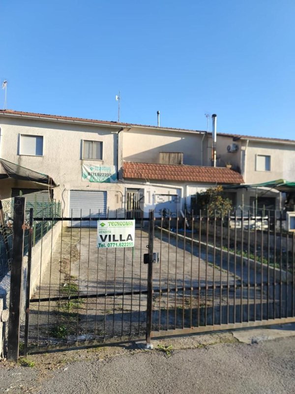 casa indipendente in vendita a Santi Cosma e Damiano