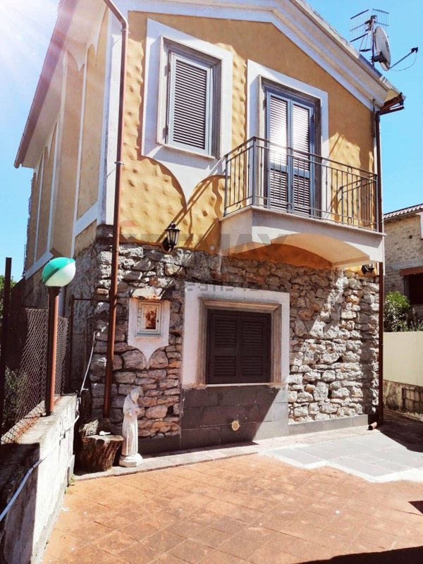 casa indipendente in vendita a Santi Cosma e Damiano