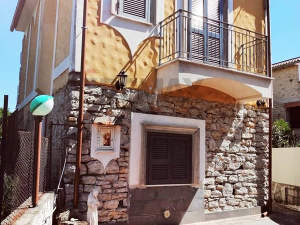 casa indipendente in vendita a Santi Cosma e Damiano