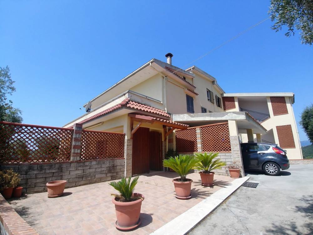 intera palazzina in vendita a Santi Cosma e Damiano