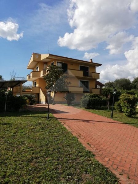 casa indipendente in vendita a Santi Cosma e Damiano