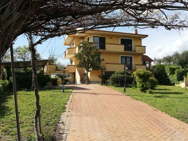 casa indipendente in vendita a Santi Cosma e Damiano