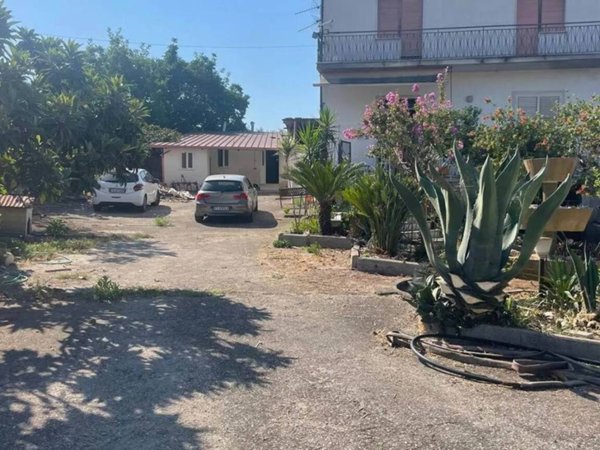 casa indipendente in vendita a Santi Cosma e Damiano