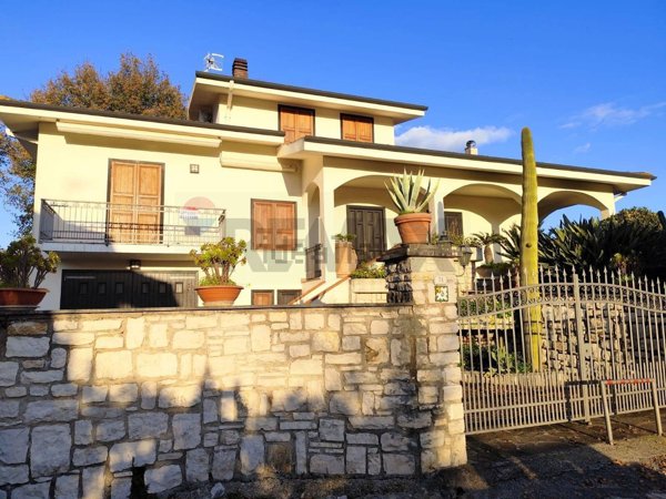 casa indipendente in vendita a Santi Cosma e Damiano