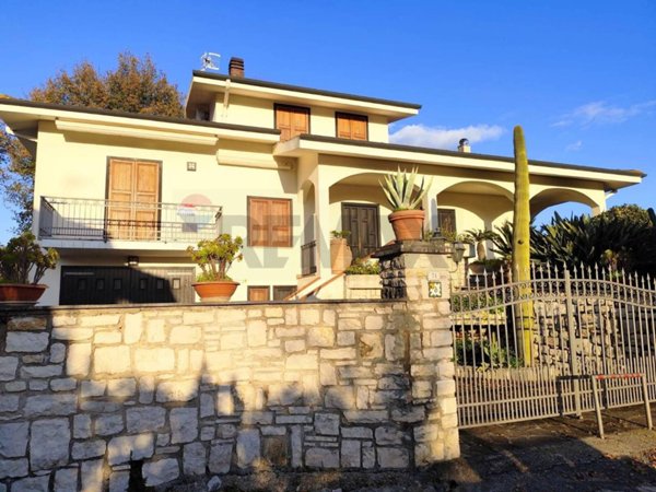 casa indipendente in vendita a Santi Cosma e Damiano