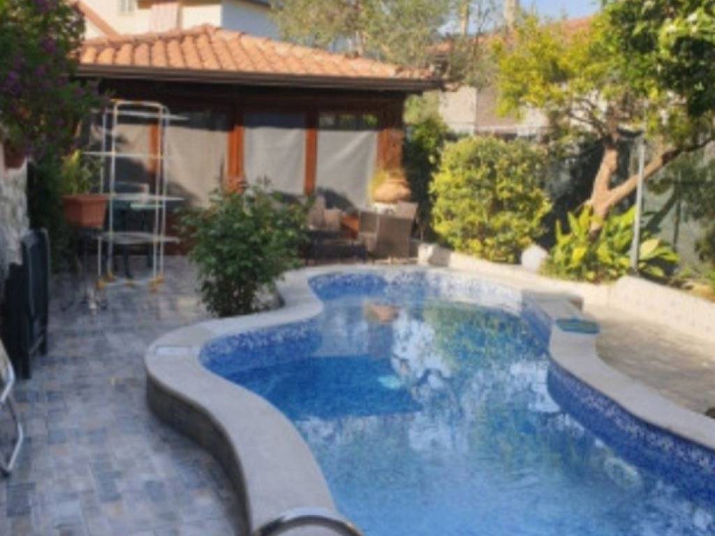 casa indipendente in vendita a Santi Cosma e Damiano