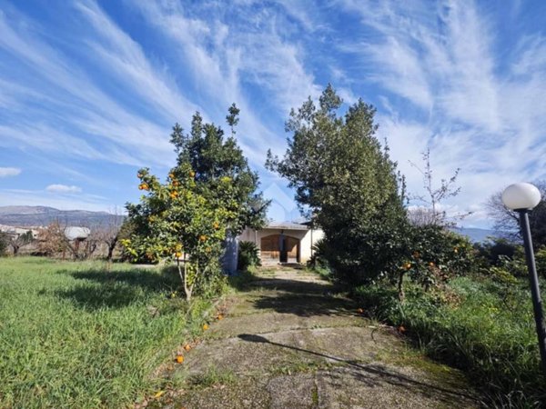 casa indipendente in vendita a Santi Cosma e Damiano