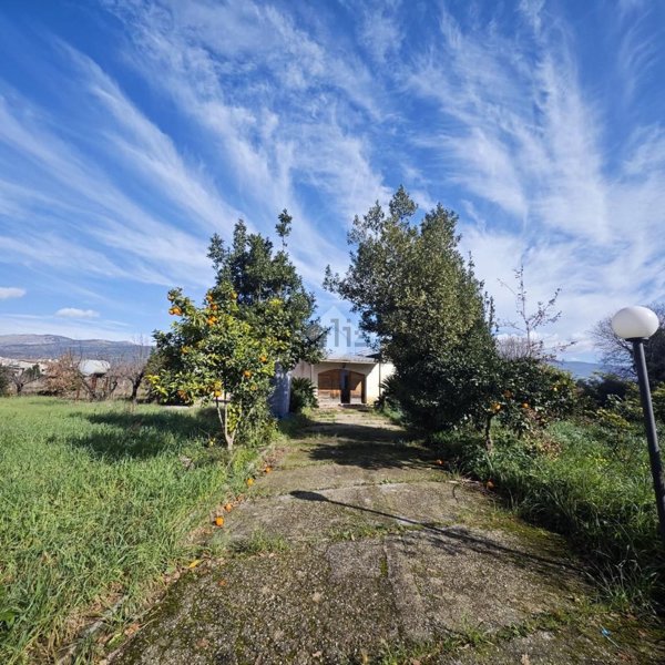 casa indipendente in vendita a Santi Cosma e Damiano