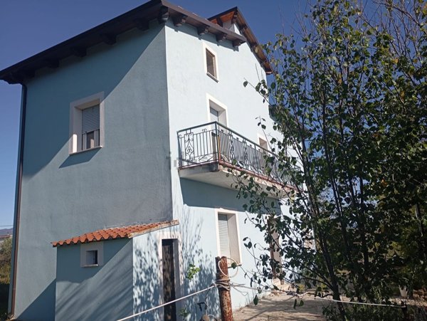 casa indipendente in vendita a Santi Cosma e Damiano