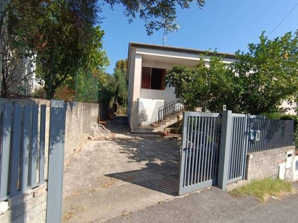 casa indipendente in vendita a Santi Cosma e Damiano