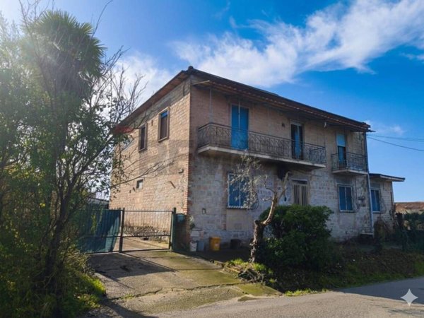 casa indipendente in vendita a Santi Cosma e Damiano