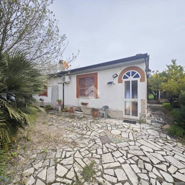 casa indipendente in vendita a Santi Cosma e Damiano