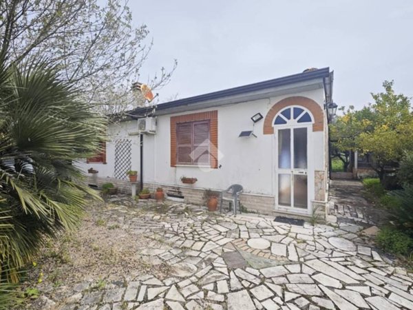 casa indipendente in vendita a Santi Cosma e Damiano