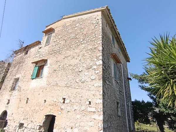 casa indipendente in vendita a Santi Cosma e Damiano