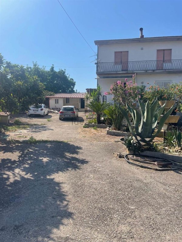 casa indipendente in vendita a Santi Cosma e Damiano