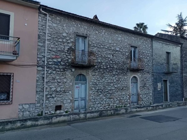 casa indipendente in vendita a Santi Cosma e Damiano