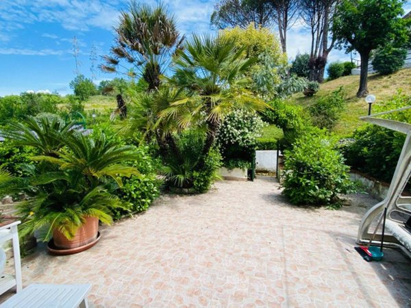 casa indipendente in vendita a Santi Cosma e Damiano