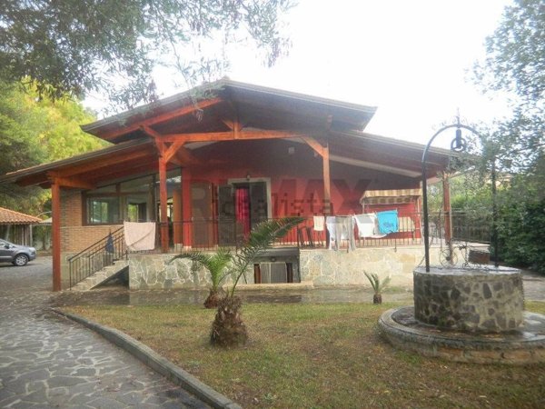 casa indipendente in vendita a Santi Cosma e Damiano