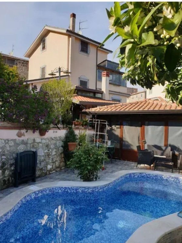 casa indipendente in vendita a Santi Cosma e Damiano