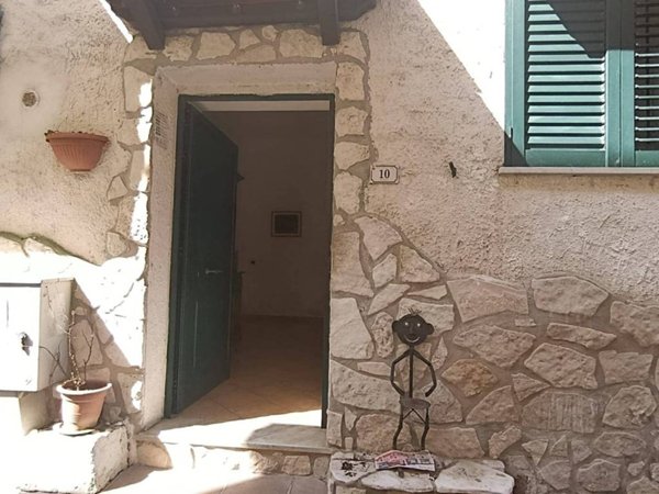casa indipendente in vendita a Santi Cosma e Damiano