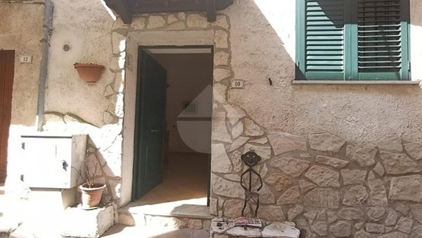 casa indipendente in vendita a Santi Cosma e Damiano