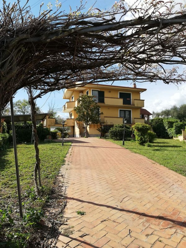 casa indipendente in vendita a Santi Cosma e Damiano